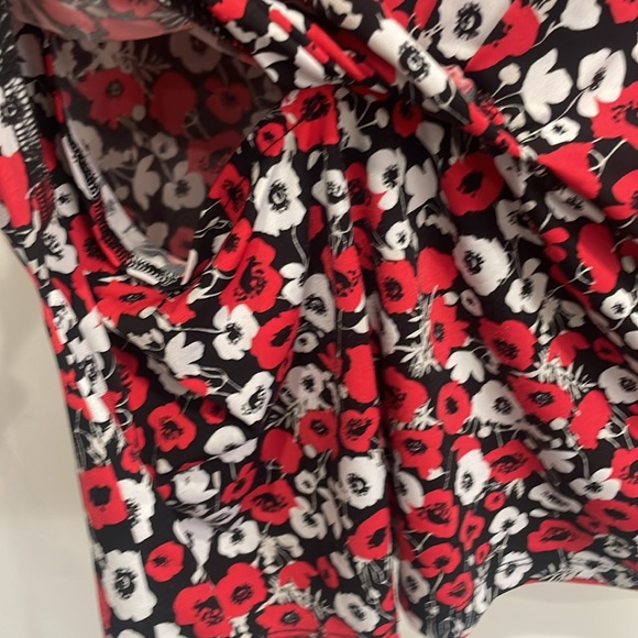 Jones New York Women's Red Floral Topp - Picture 8 of 12